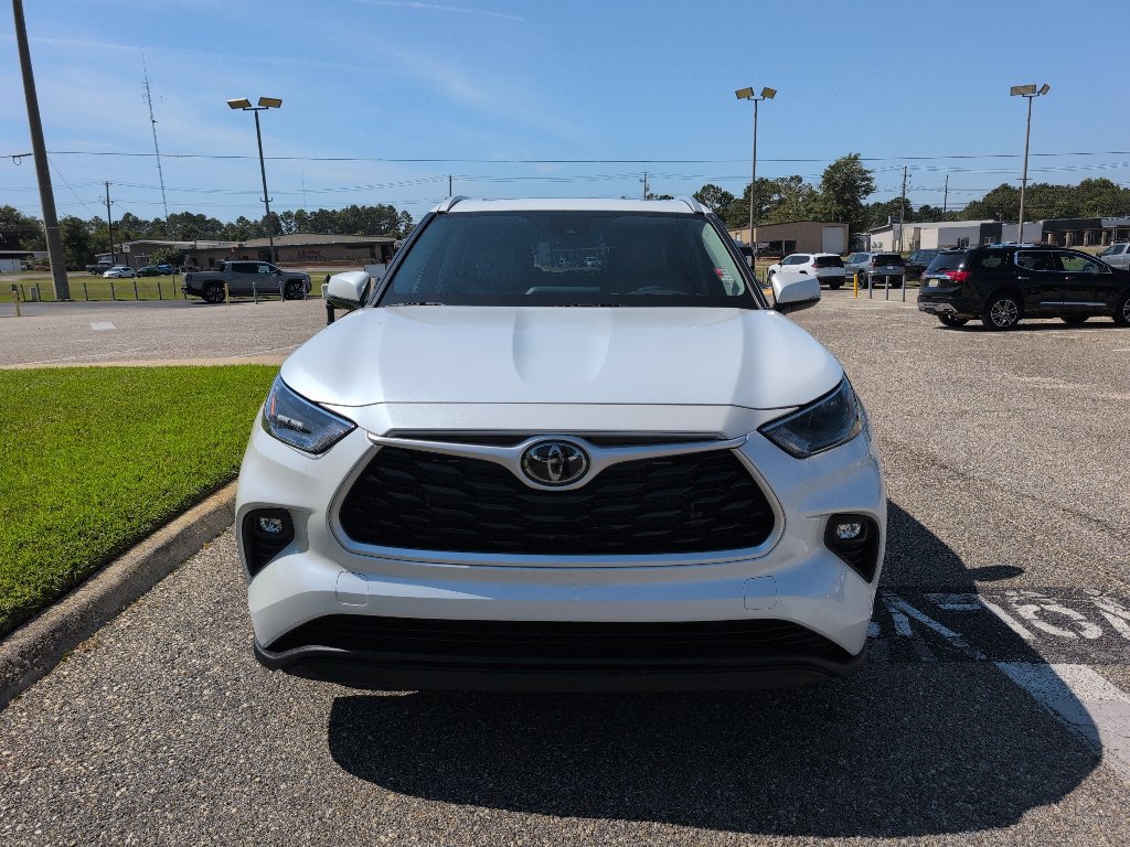 Used 2022 Toyota Highlander XLE FWD image 1