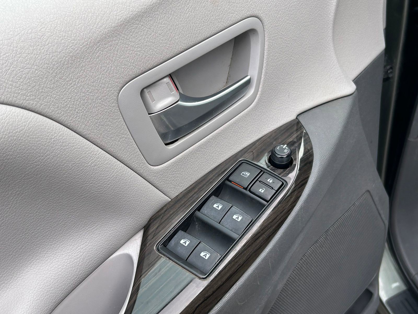 Used 2018 Toyota Sienna XLE w/ Carpet Mat Package image 9