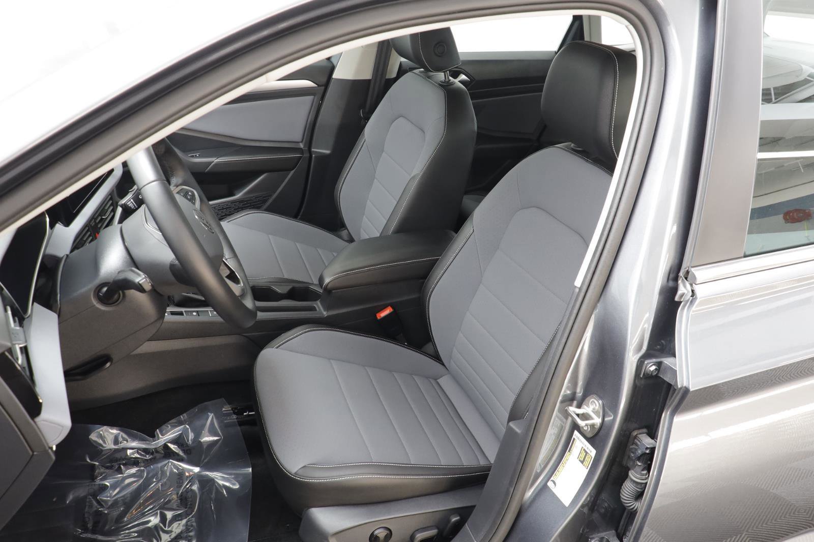 Used 2025 Volkswagen Jetta SE w/ Black Wheel Package image 13