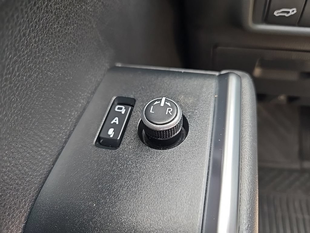 Used 2025 Toyota Highlander Limited AWD/4WD image 25