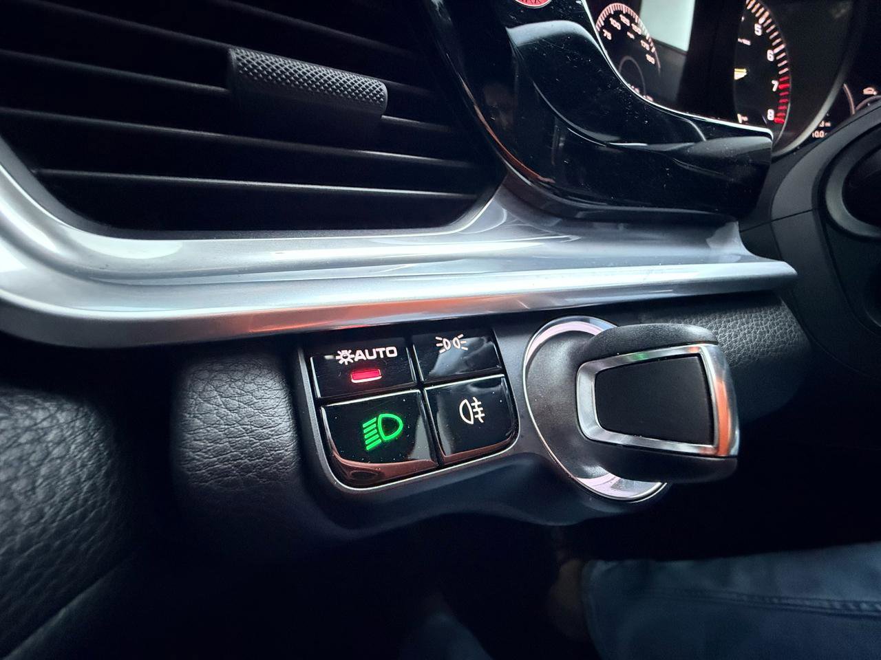 Used 2018 Porsche Panamera 4 AWD/4WD image 19