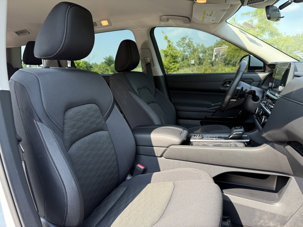 Certified 2025 Nissan Pathfinder SV image 31