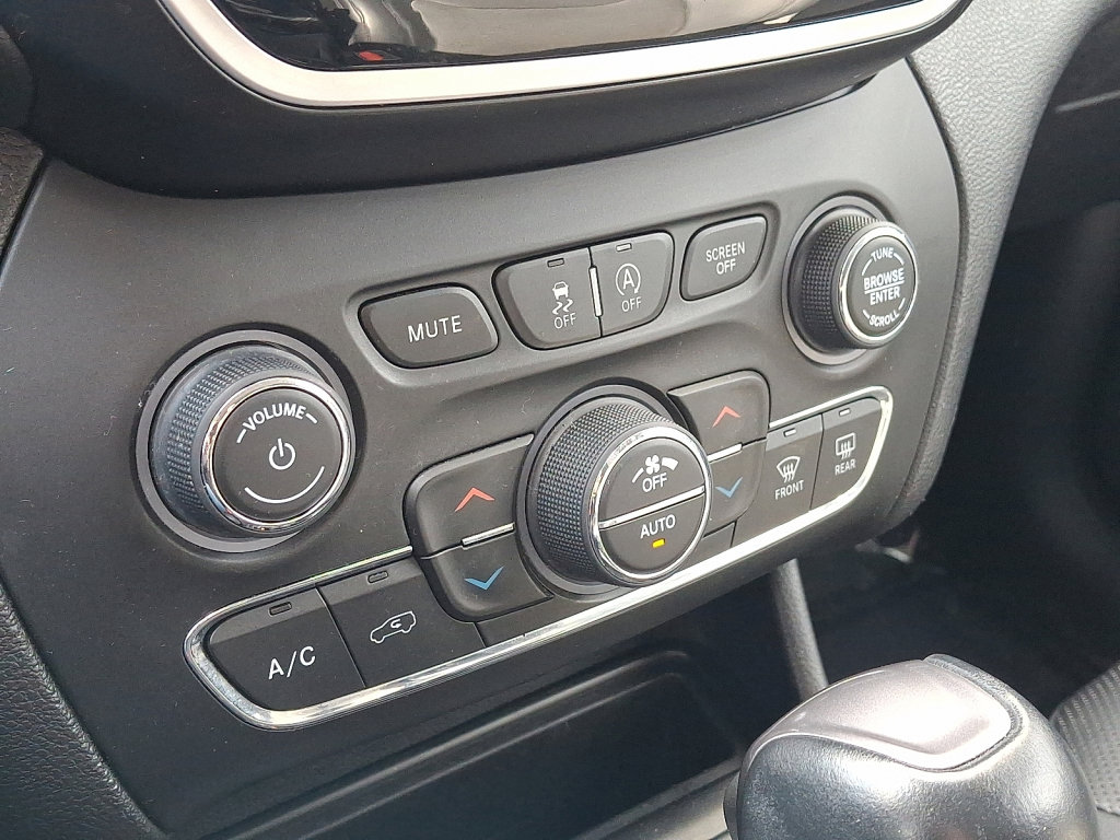 Used 2020 Jeep Cherokee Limited image 29