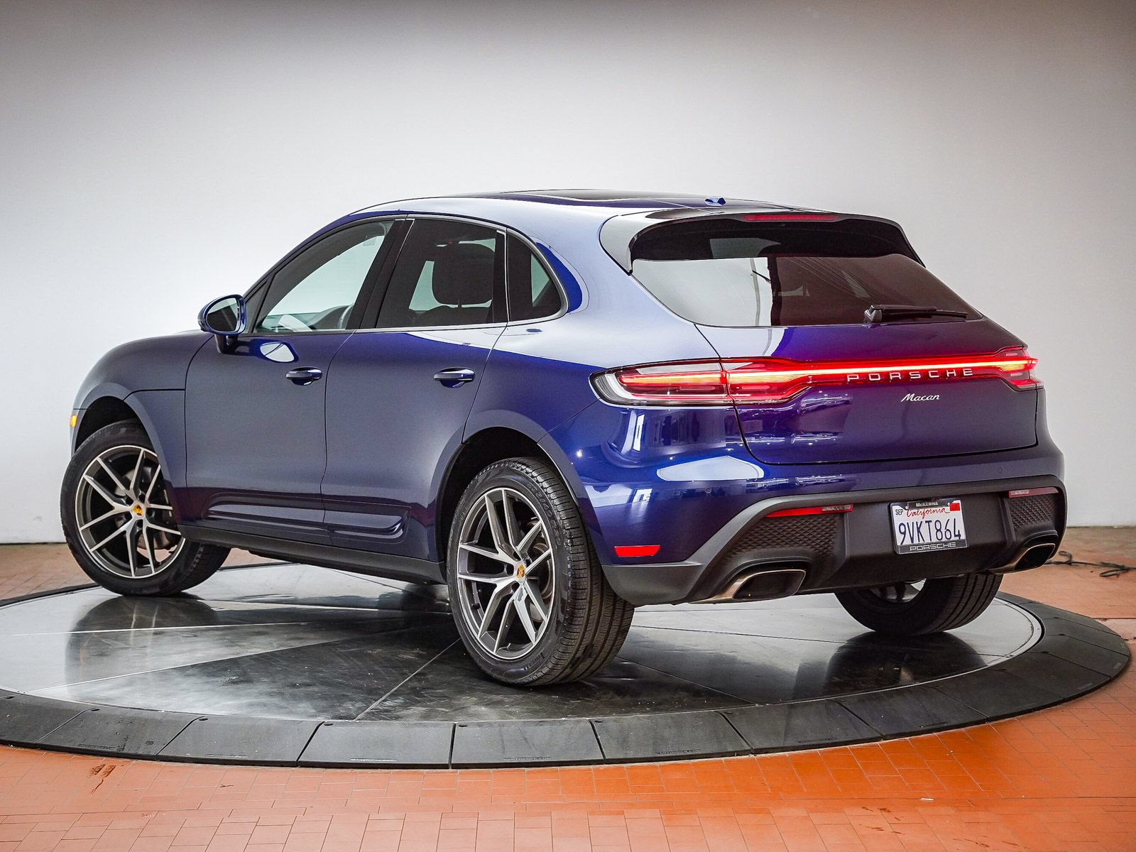Certified 2025 Porsche Macan AWD/4WD image 4