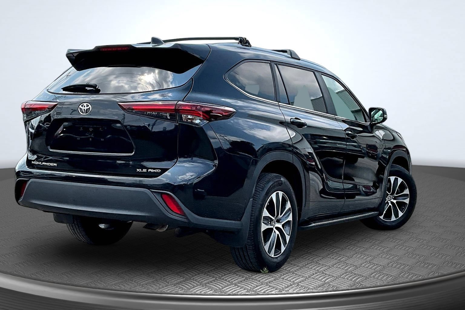 Used 2024 Toyota Highlander XLE AWD/4WD image 5