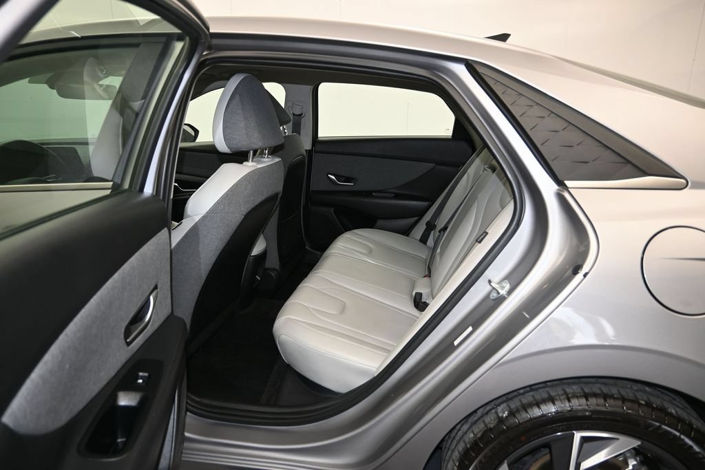Used 2025 Hyundai Elantra Limited FWD image 25