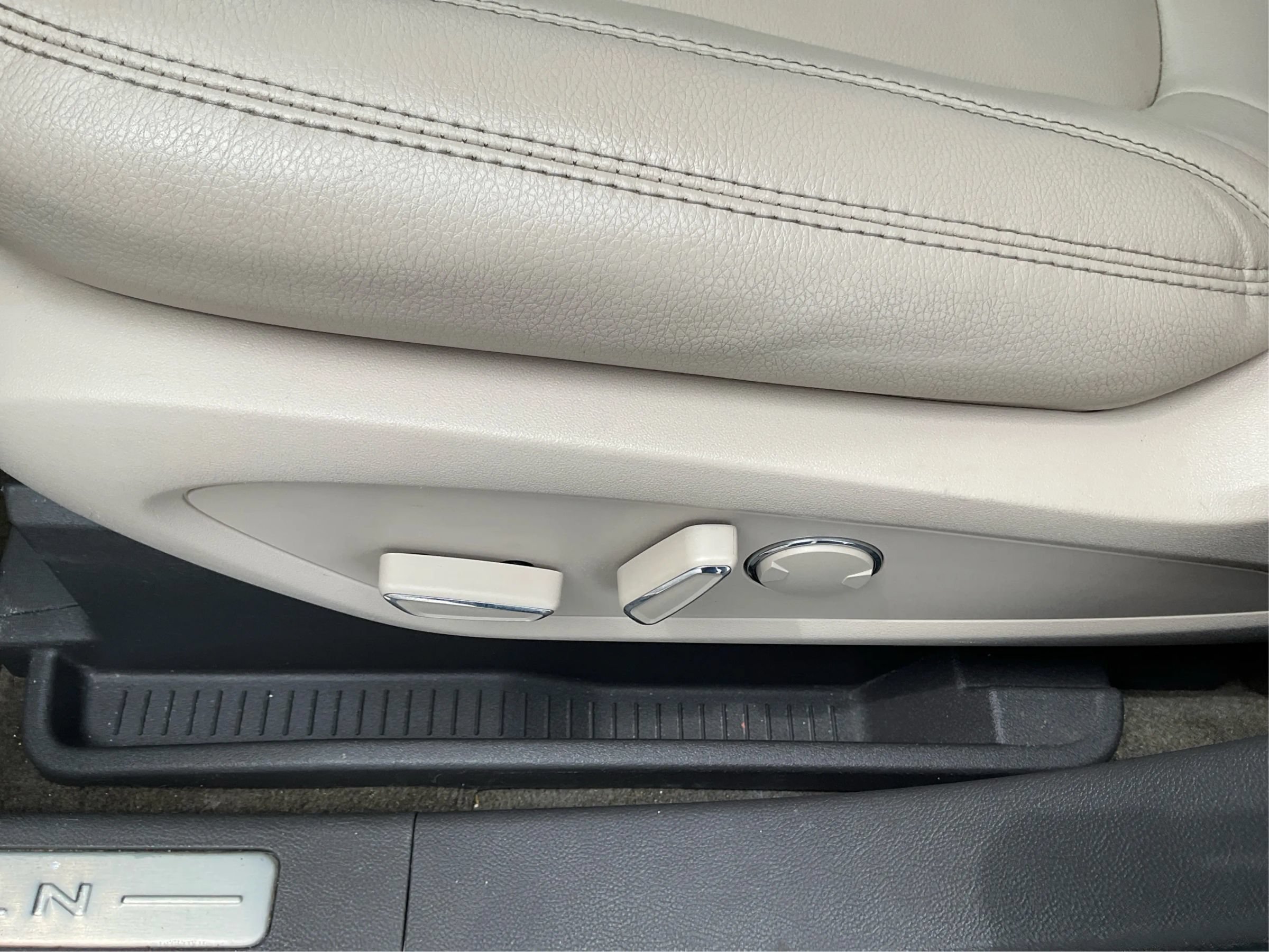 Used 2018 Lincoln MKX Premiere FWD image 18