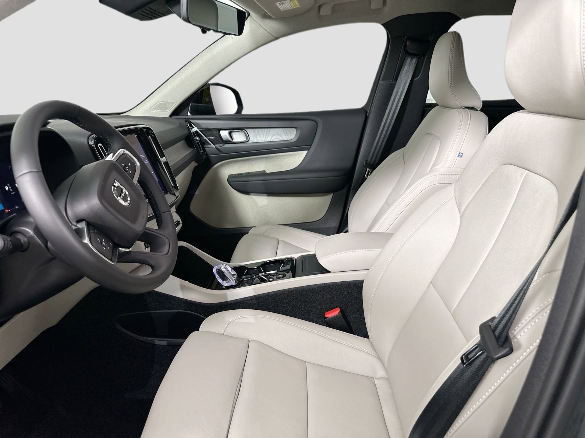 New 2026 Volvo XC40 B4 Plus w/ Protection Package Premier FWD image 21