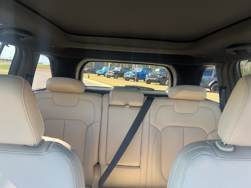 New 2025 Jeep Grand Cherokee Limited w/ Luxury Tech Group II AWD/4WD image 10