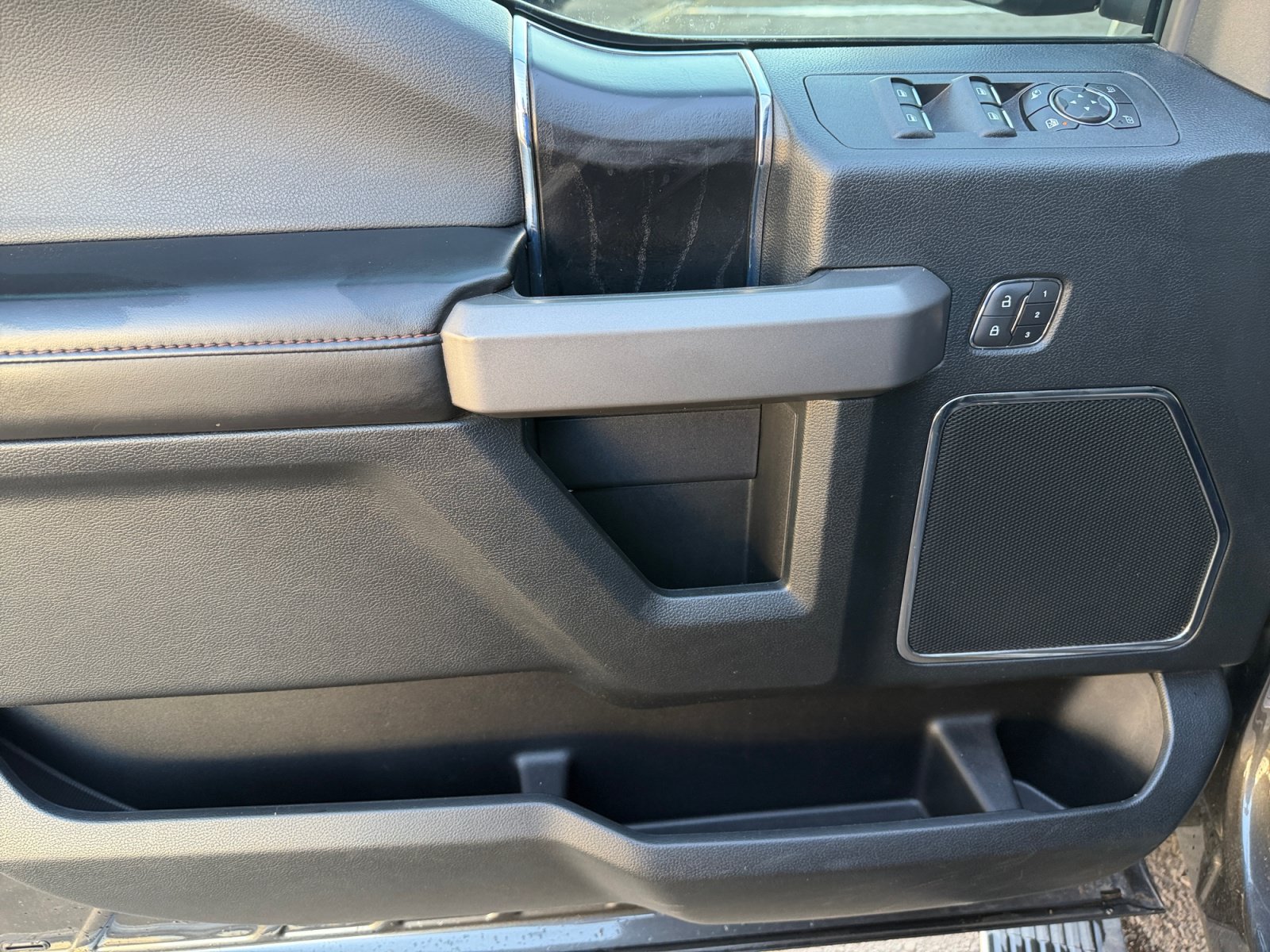 Used 2019 Ford F150 Platinum w/ Equipment Group 701A Luxury AWD/4WD image 21
