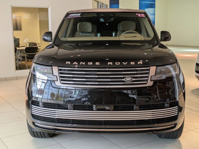 Used 2025 Land Rover Range Rover SV image 2