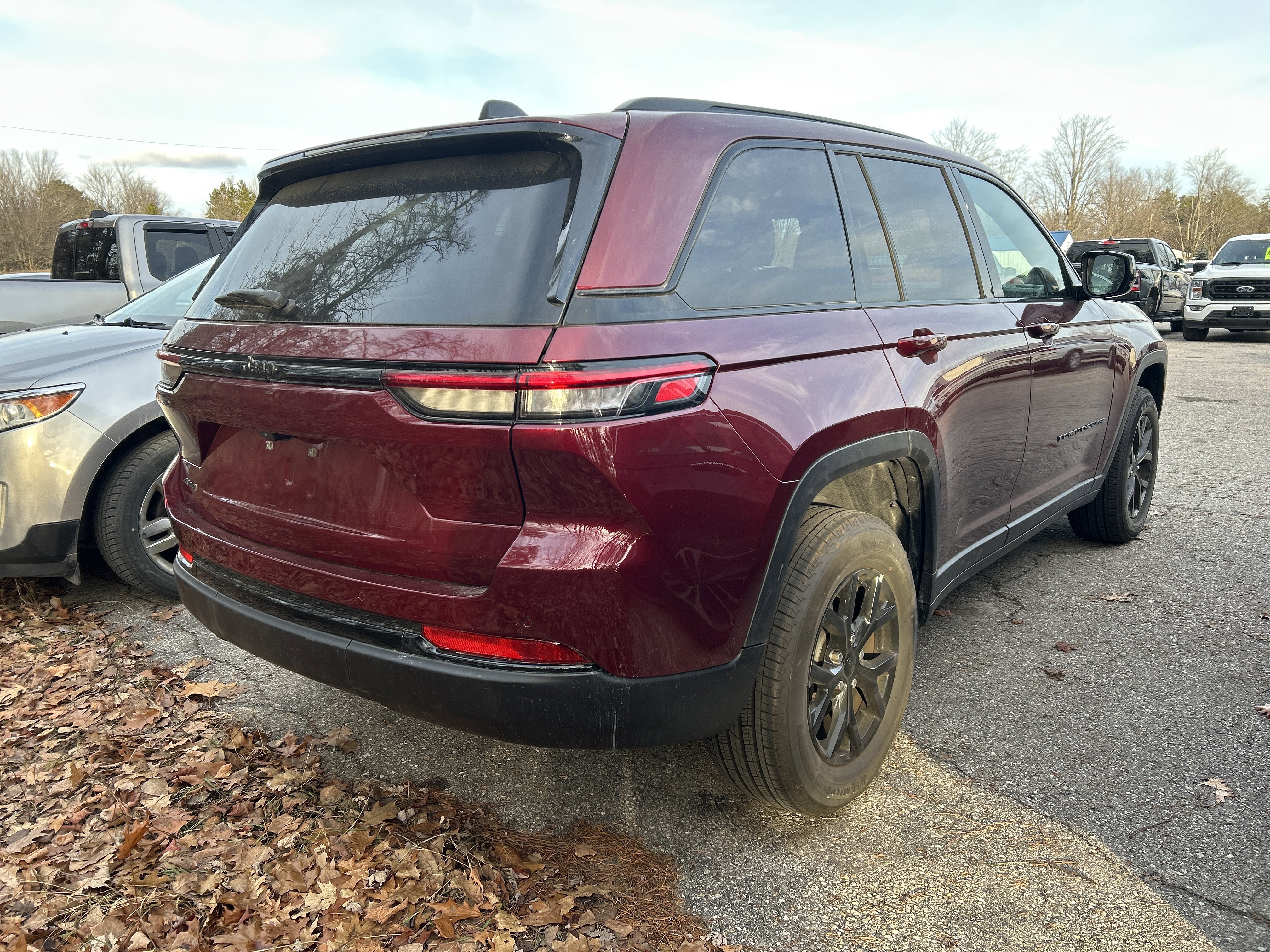 Used 2025 Jeep Grand Cherokee Altitude image 3