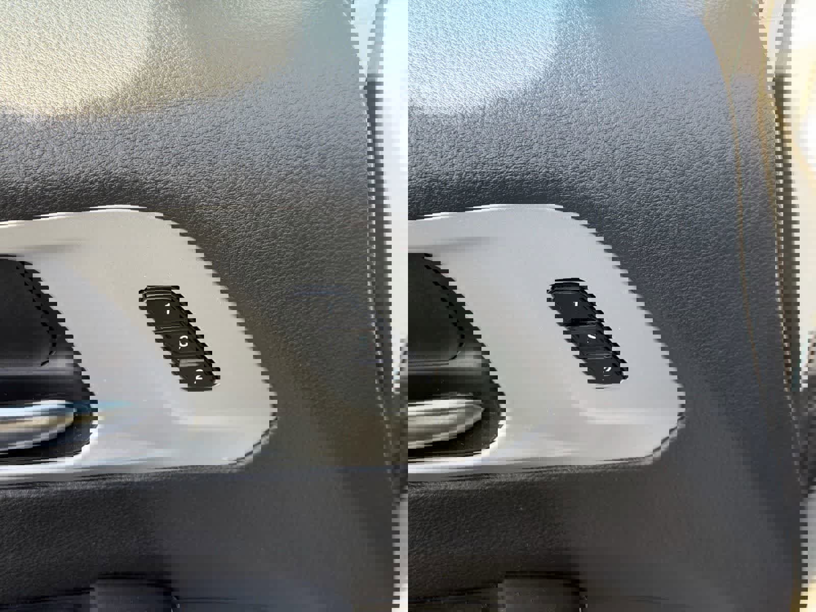 Used 2025 Chrysler Pacifica Limited image 13