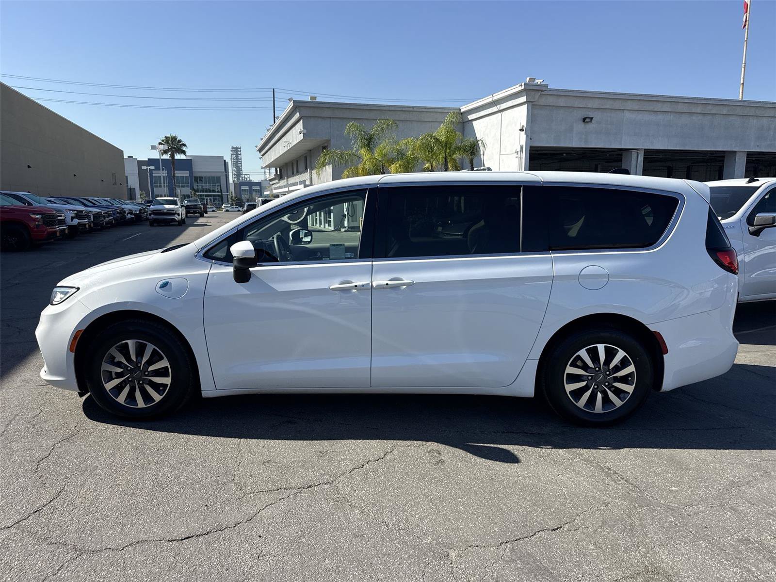 Used 2023 Chrysler Pacifica Touring-L FWD image 6