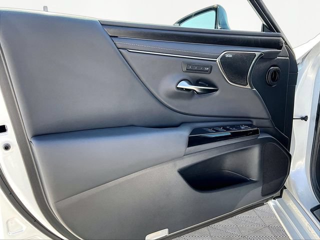 Used 2025 Lexus ES 300h Ultra Luxury w/ Accessory Package (Z2) FWD image 9