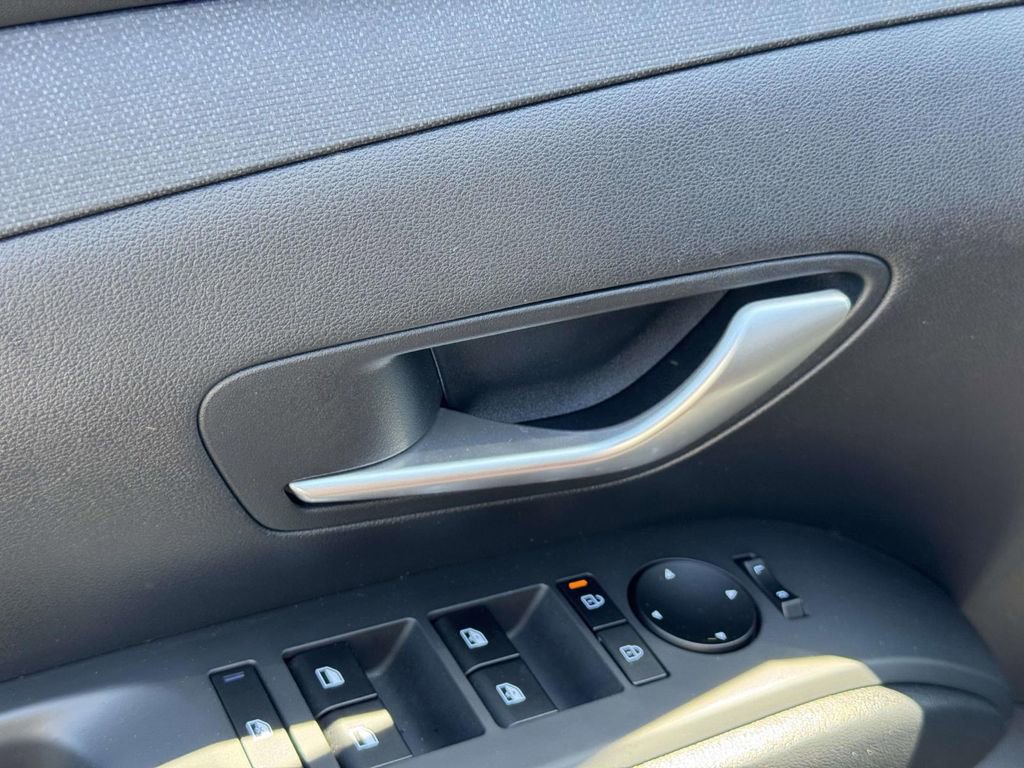 Certified 2025 Hyundai Tucson SEL AWD/4WD image 16