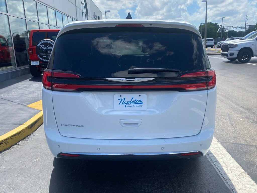 Used 2025 Chrysler Pacifica Select FWD image 8