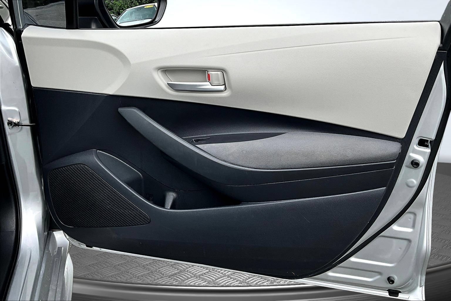Used 2020 Toyota Corolla LE FWD image 25