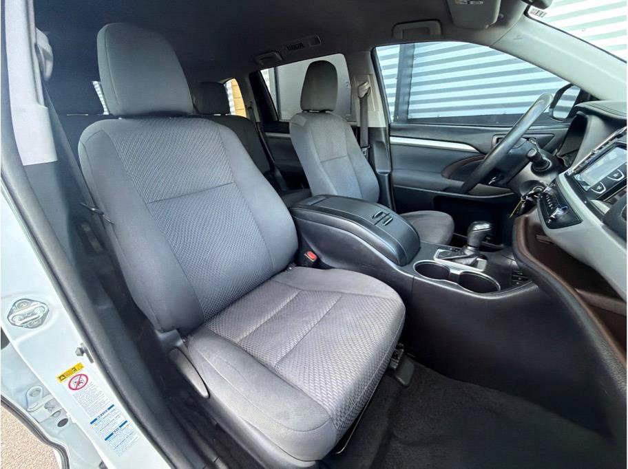 Used 2018 Toyota Highlander LE w/ Carpet Mat Package (TMS) AWD/4WD image 20