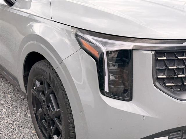 Used 2025 Kia Carnival SX w/ SX Dark Edition Package image 11