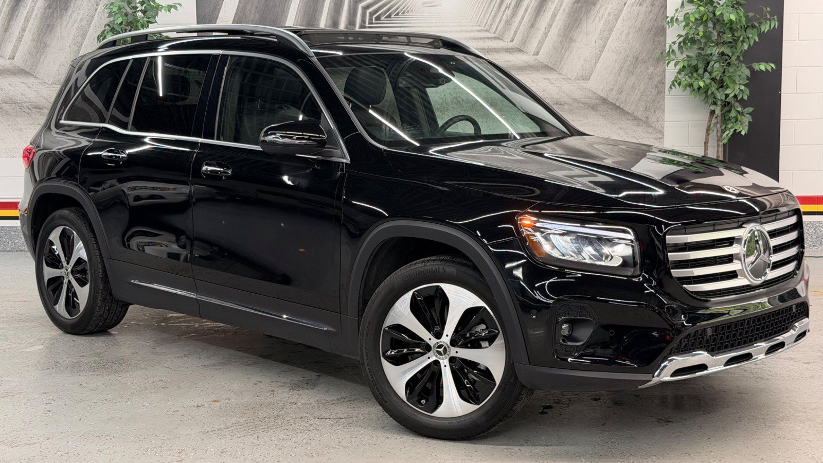 Used 2024 Mercedes-Benz GLB 250 4MATIC w/ Driver Assistance Package image 1