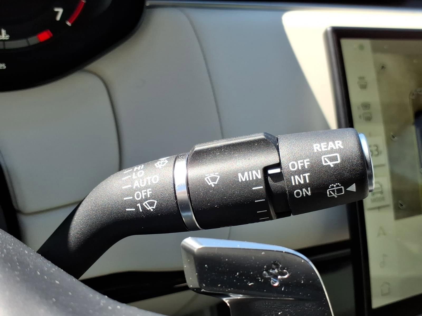 Used 2025 Land Rover Range Rover SE image 24