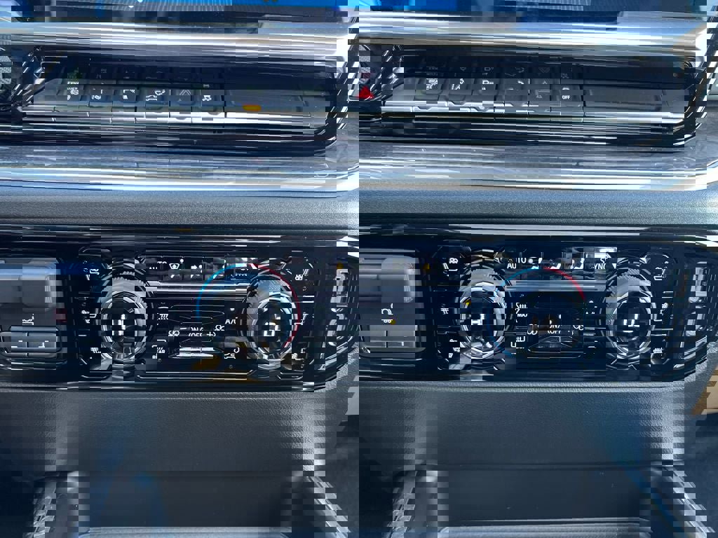 Used 2024 Chevrolet Silverado 2500 LTZ w/ LTZ Premium Package image 13