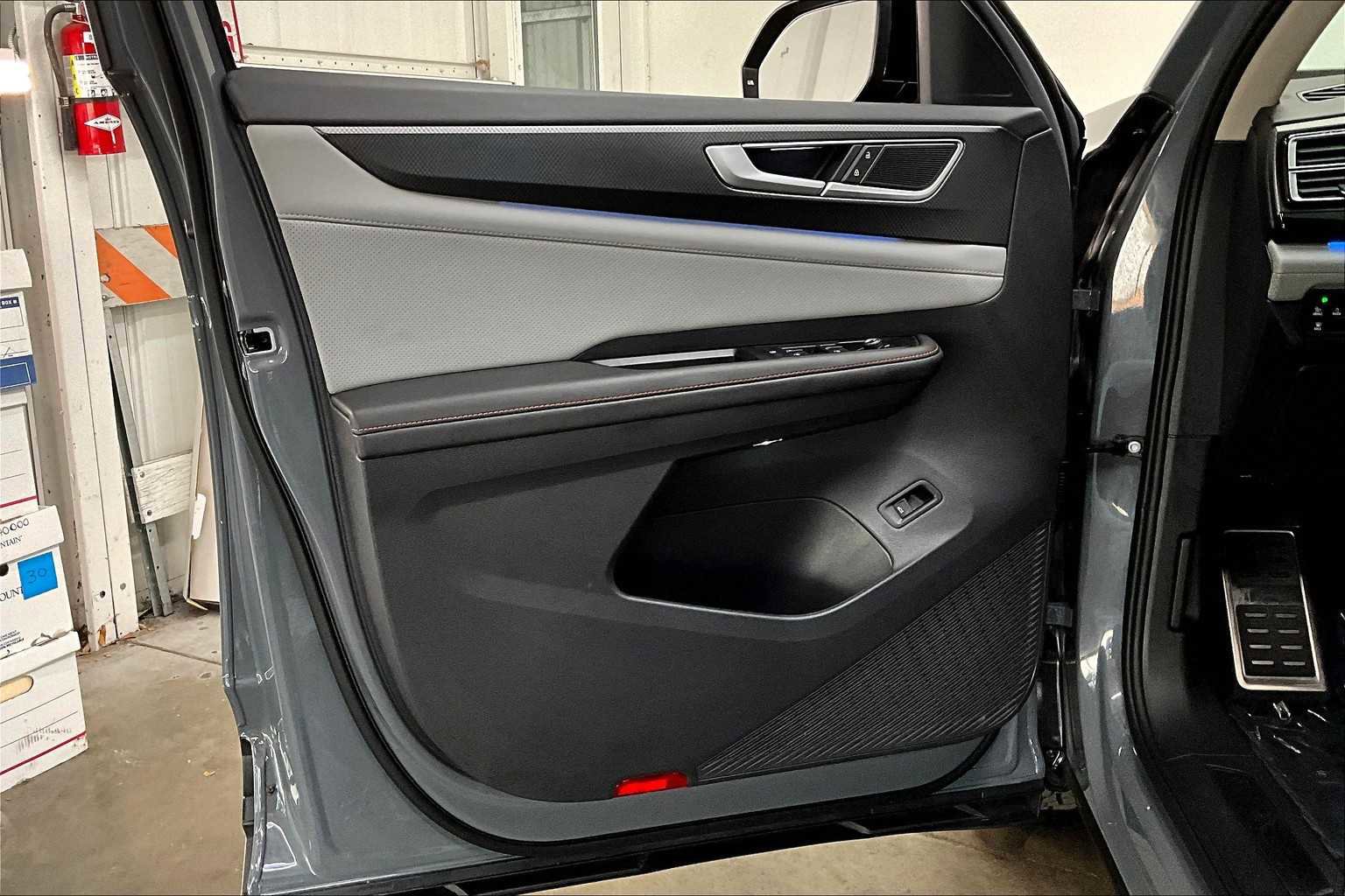 Used 2025 Volkswagen Atlas Peak Edition SE image 26