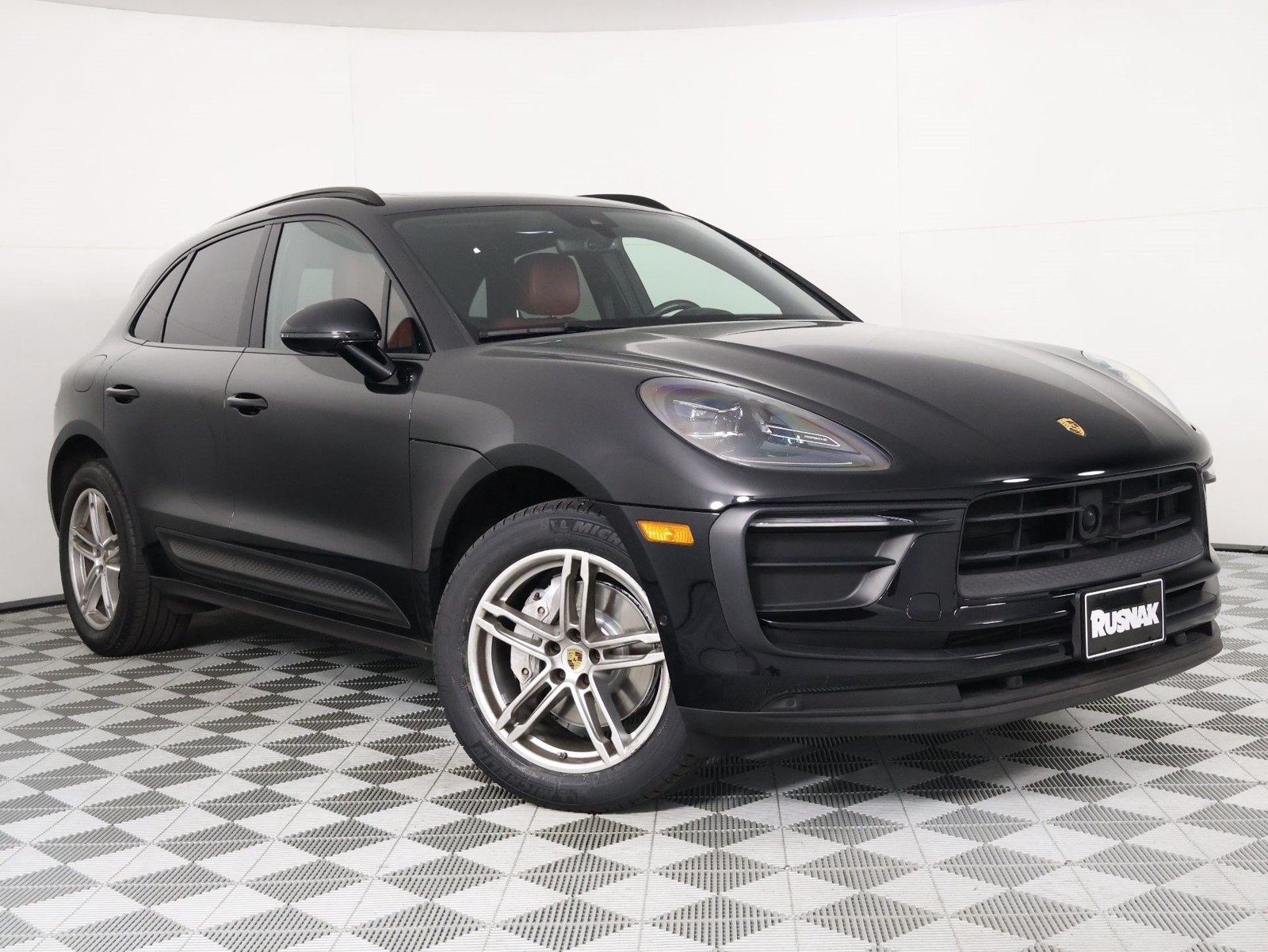 Certified 2023 Porsche Macan AWD/4WD image 9