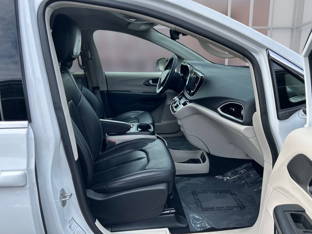 Used 2024 Chrysler Pacifica Touring-L image 19