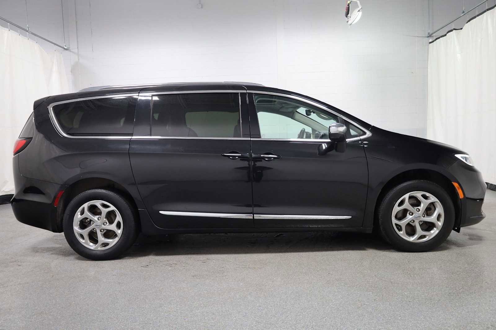 Used 2021 Chrysler Pacifica Limited AWD/4WD image 10