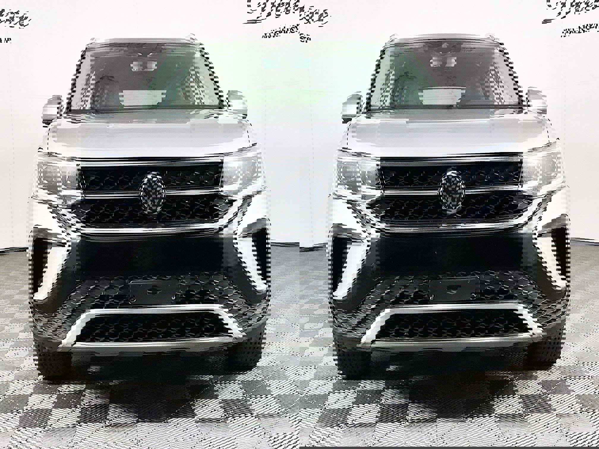 Used 2022 Volkswagen Taos SEL w/ Panoramic Sunroof Package image 2