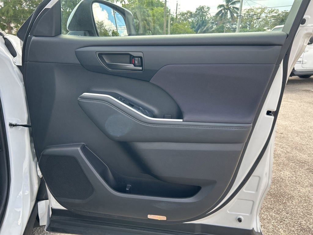 Used 2023 Toyota Highlander L image 26