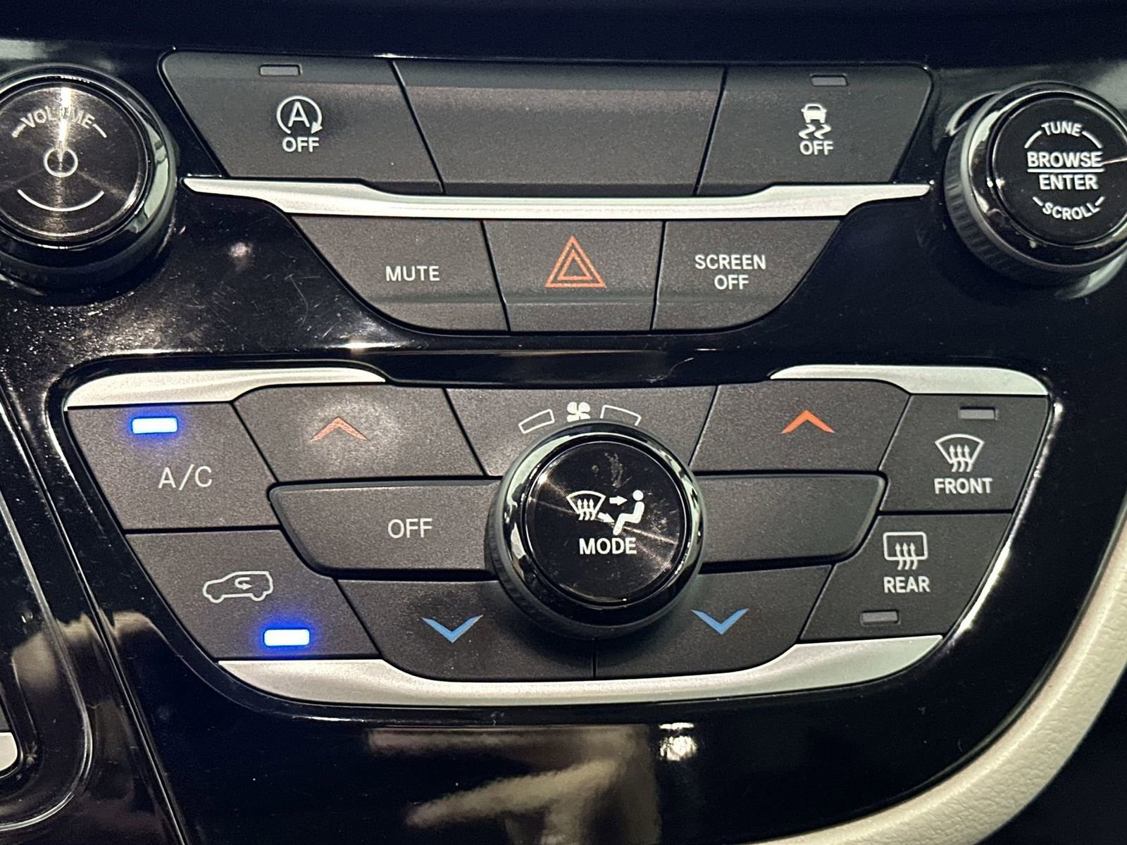 Used 2023 Chrysler Voyager LX image 23