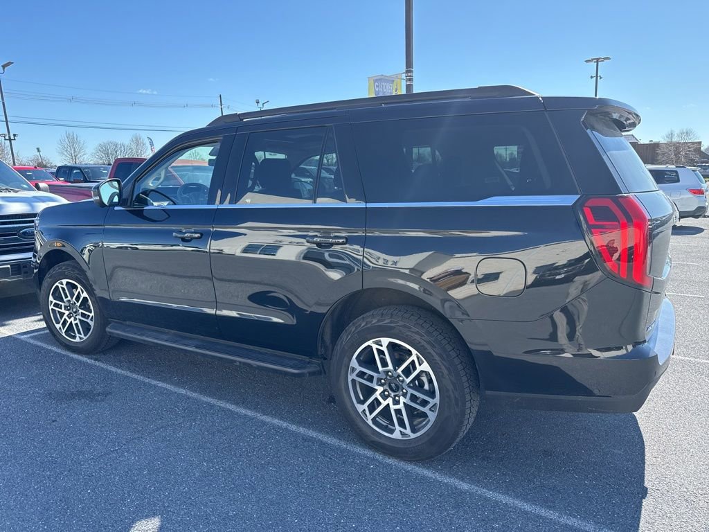 Used 2025 Ford Expedition Active image 3