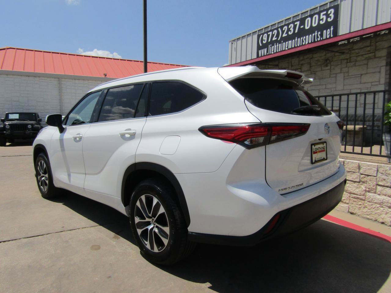 Used 2022 Toyota Highlander XLE FWD image 3