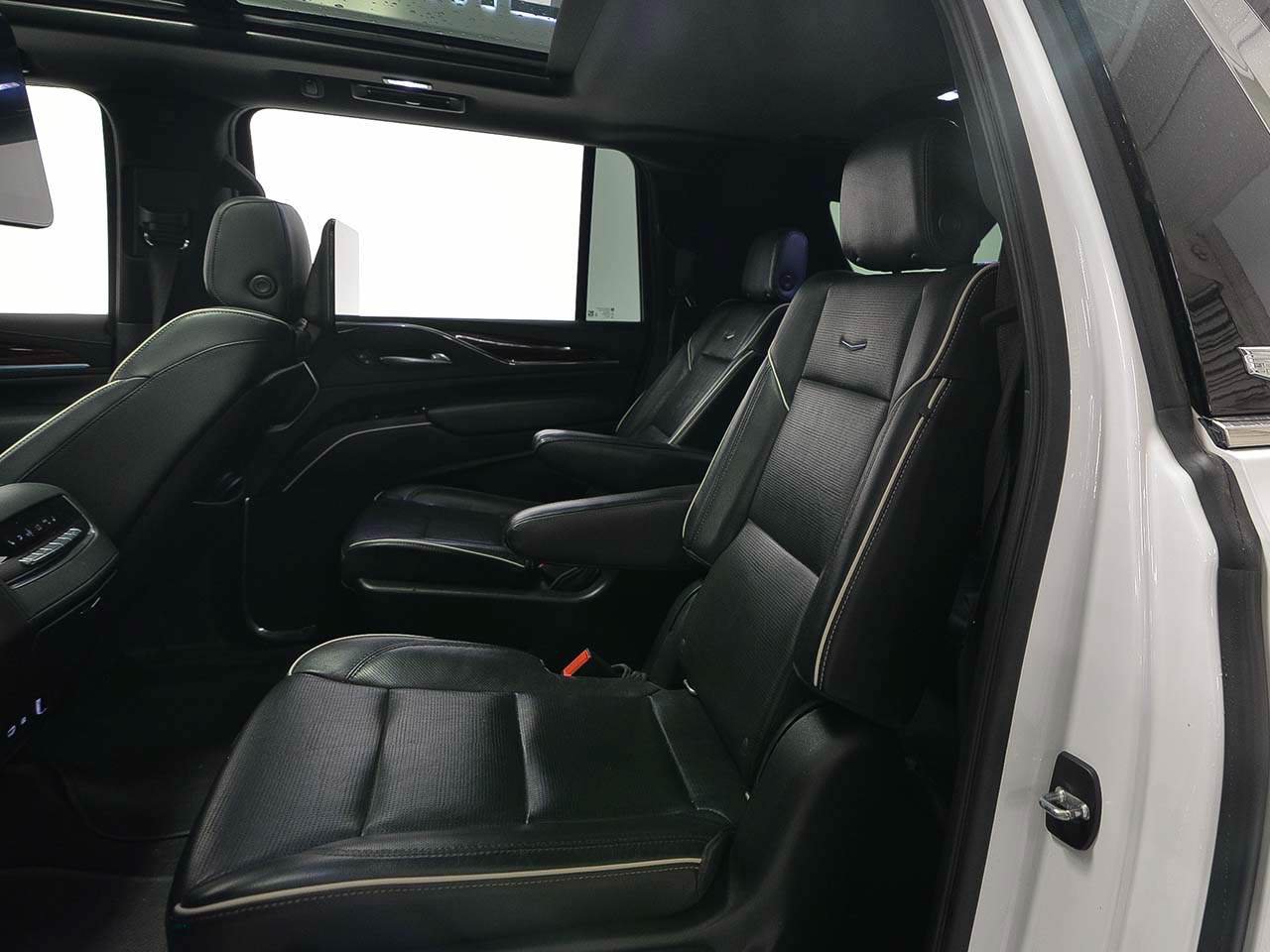 Used 2021 Cadillac Escalade ESV Premium Luxury AWD/4WD image 13