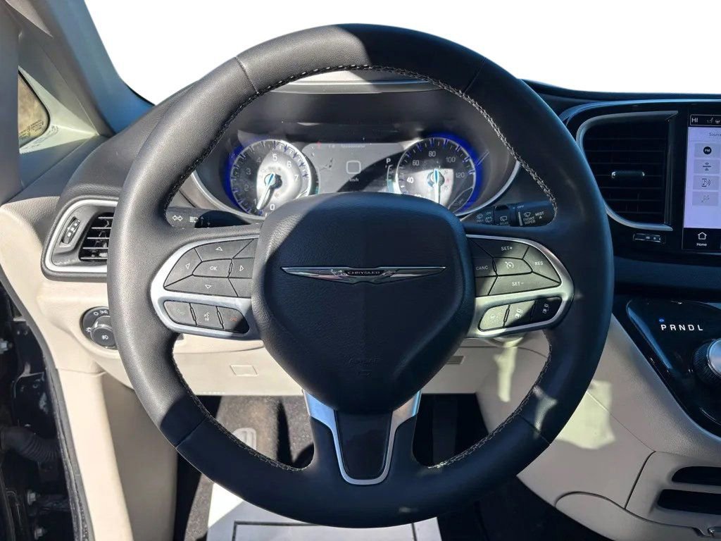 Used 2024 Chrysler Pacifica Touring-L image 11