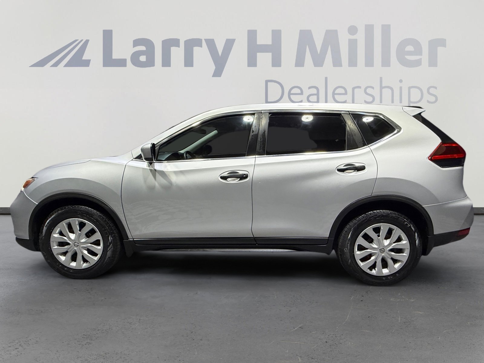 Used 2018 Nissan Rogue S FWD image 2