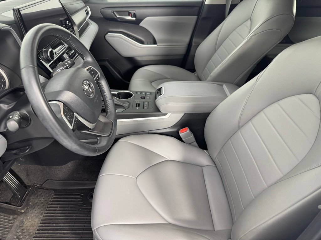 Used 2023 Toyota Highlander XLE AWD/4WD image 13