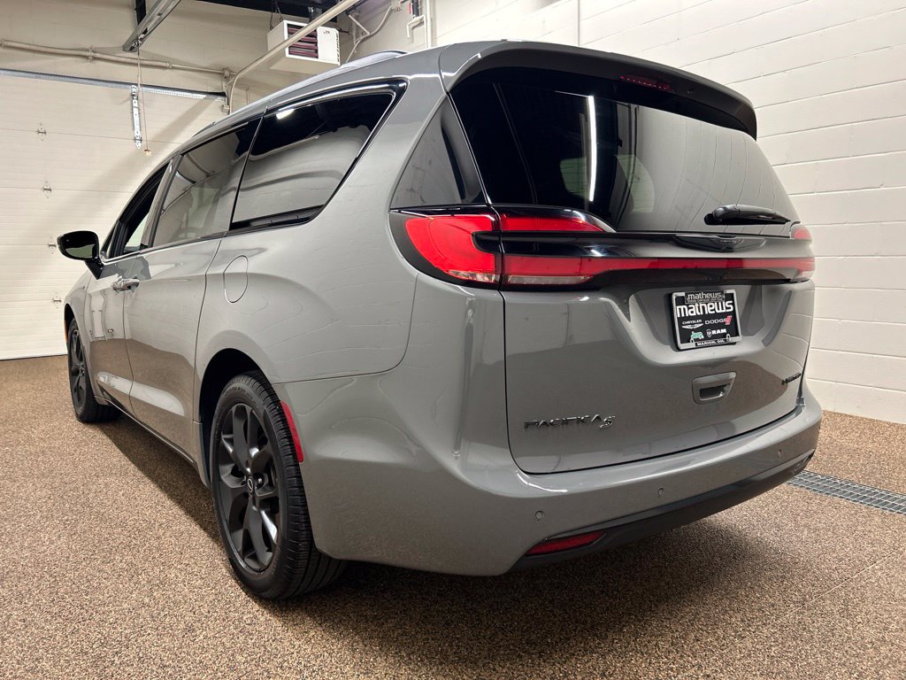 Used 2025 Chrysler Pacifica Limited FWD image 4