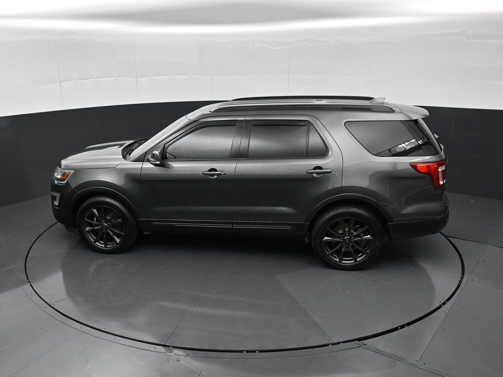 Used 2017 Ford Explorer XLT w/ Equipment Group 202A AWD/4WD image 23
