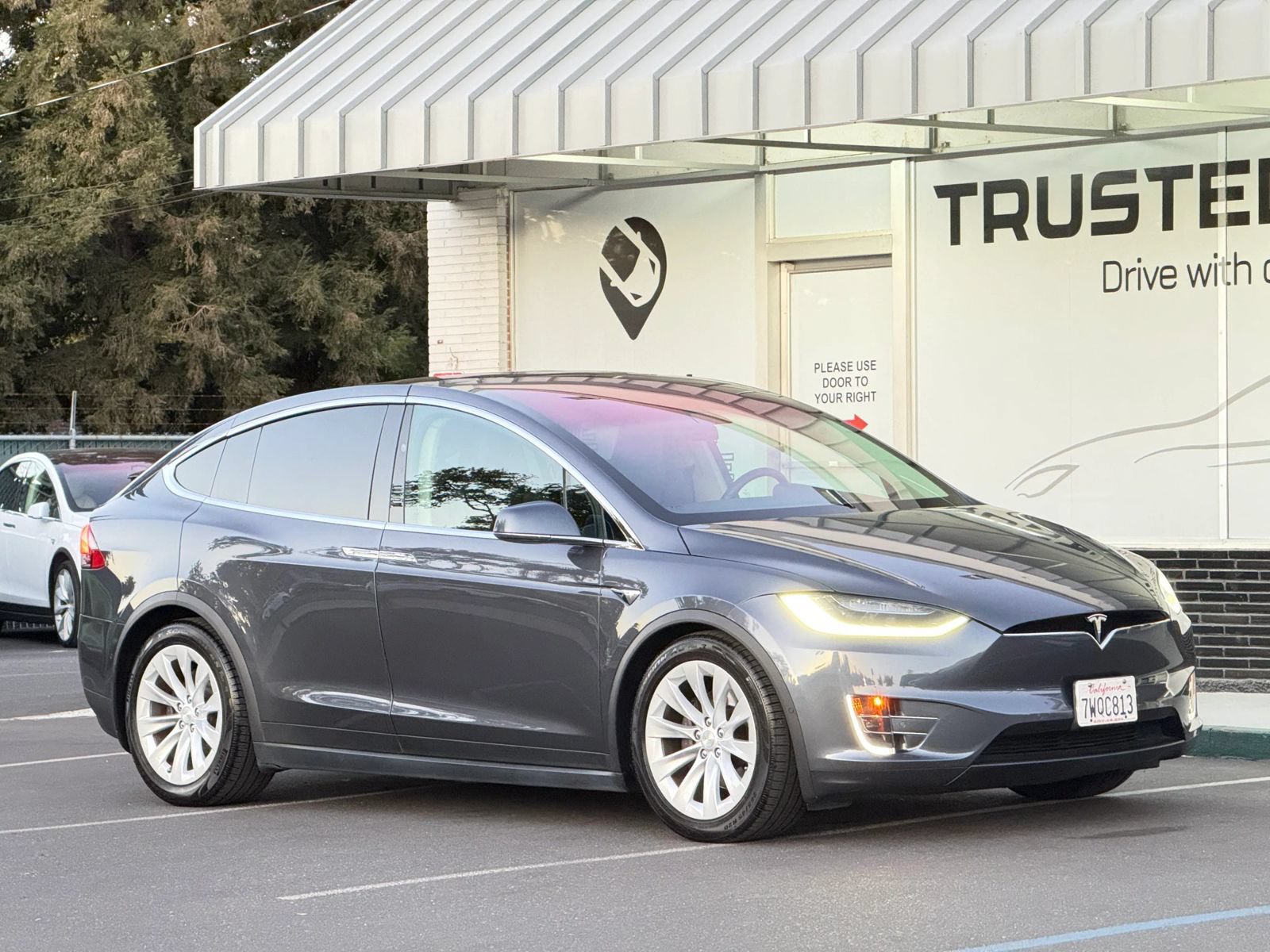 Used 2016 Tesla Model X 75D AWD/4WD image 4