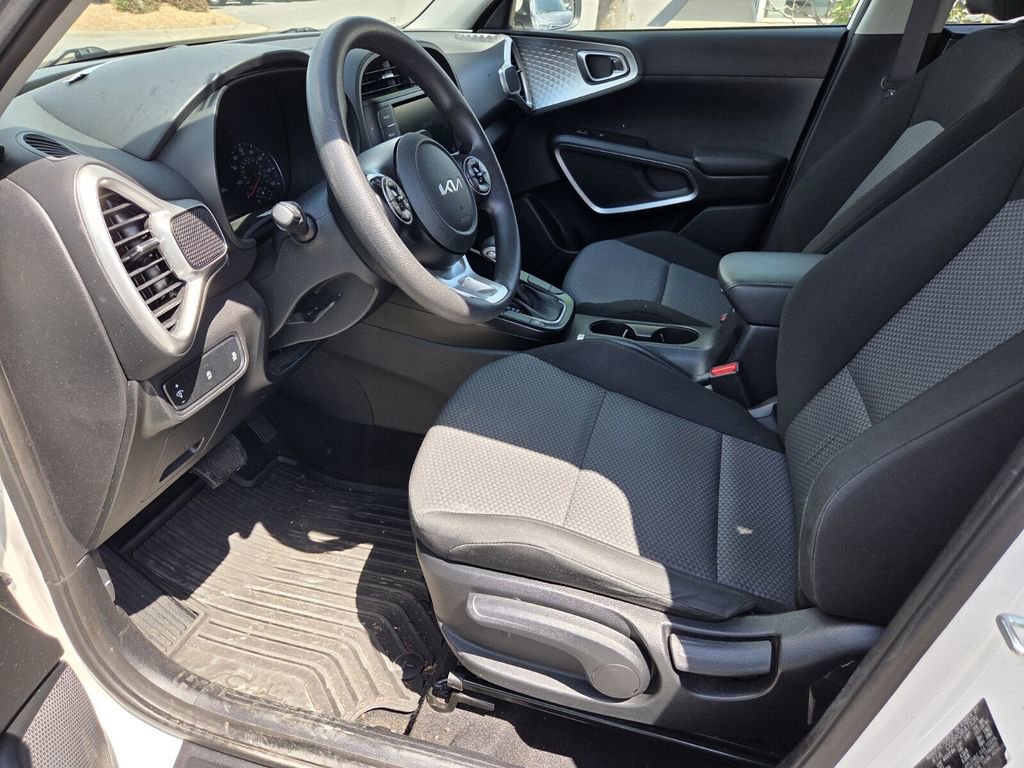 Used 2022 Kia Soul LX image 9