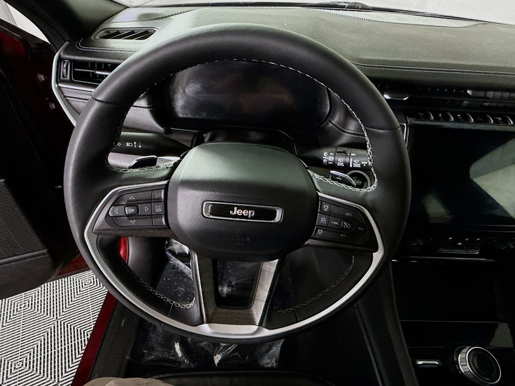 Used 2025 Jeep Grand Cherokee Limited w/ Luxury Tech Group II AWD/4WD image 22