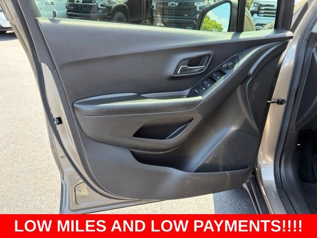 Used 2021 Chevrolet Trax LT w/ LT Convenience Package FWD image 12