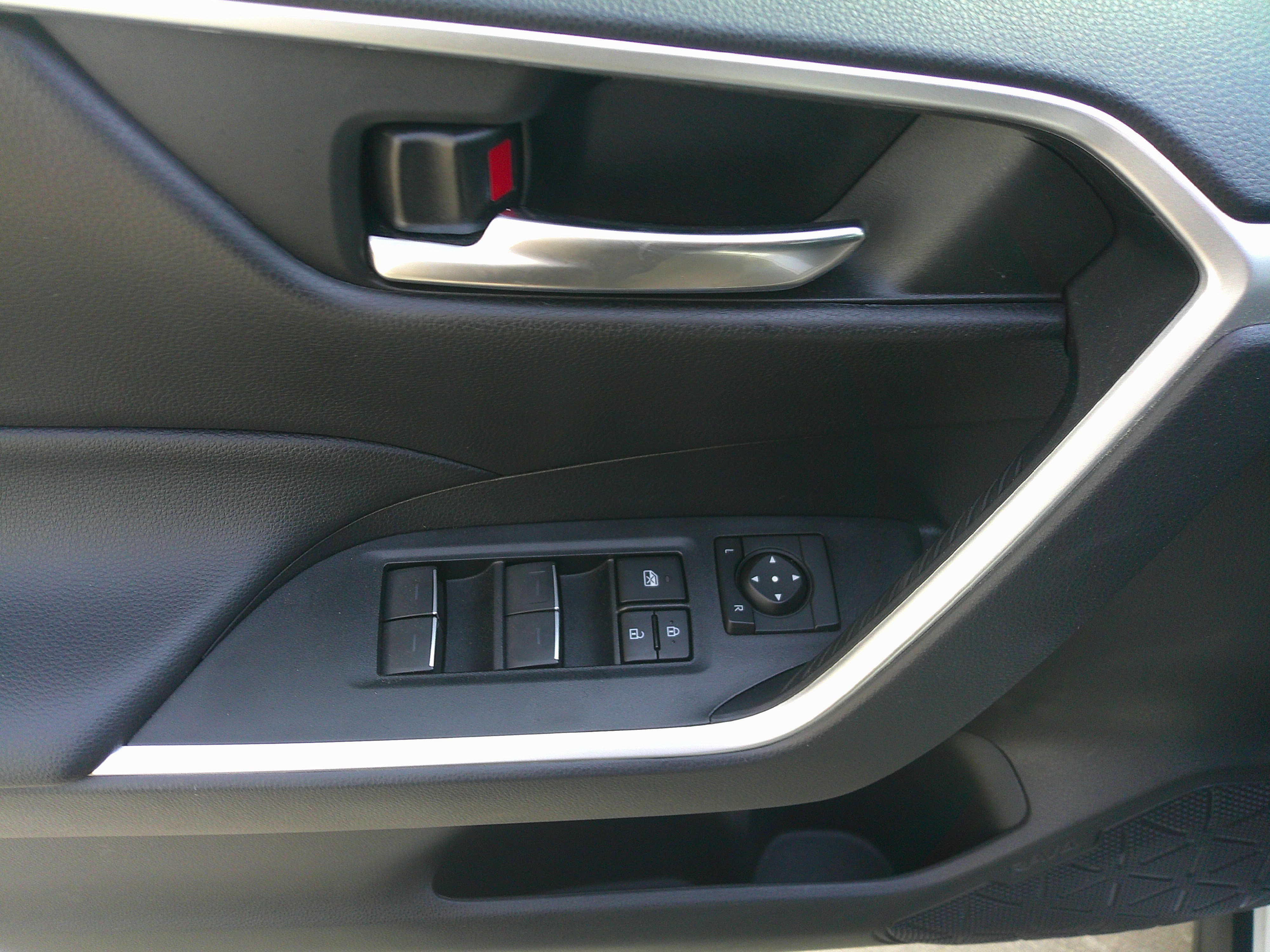 Used 2023 Toyota RAV4 SE w/ Convenience Package image 18