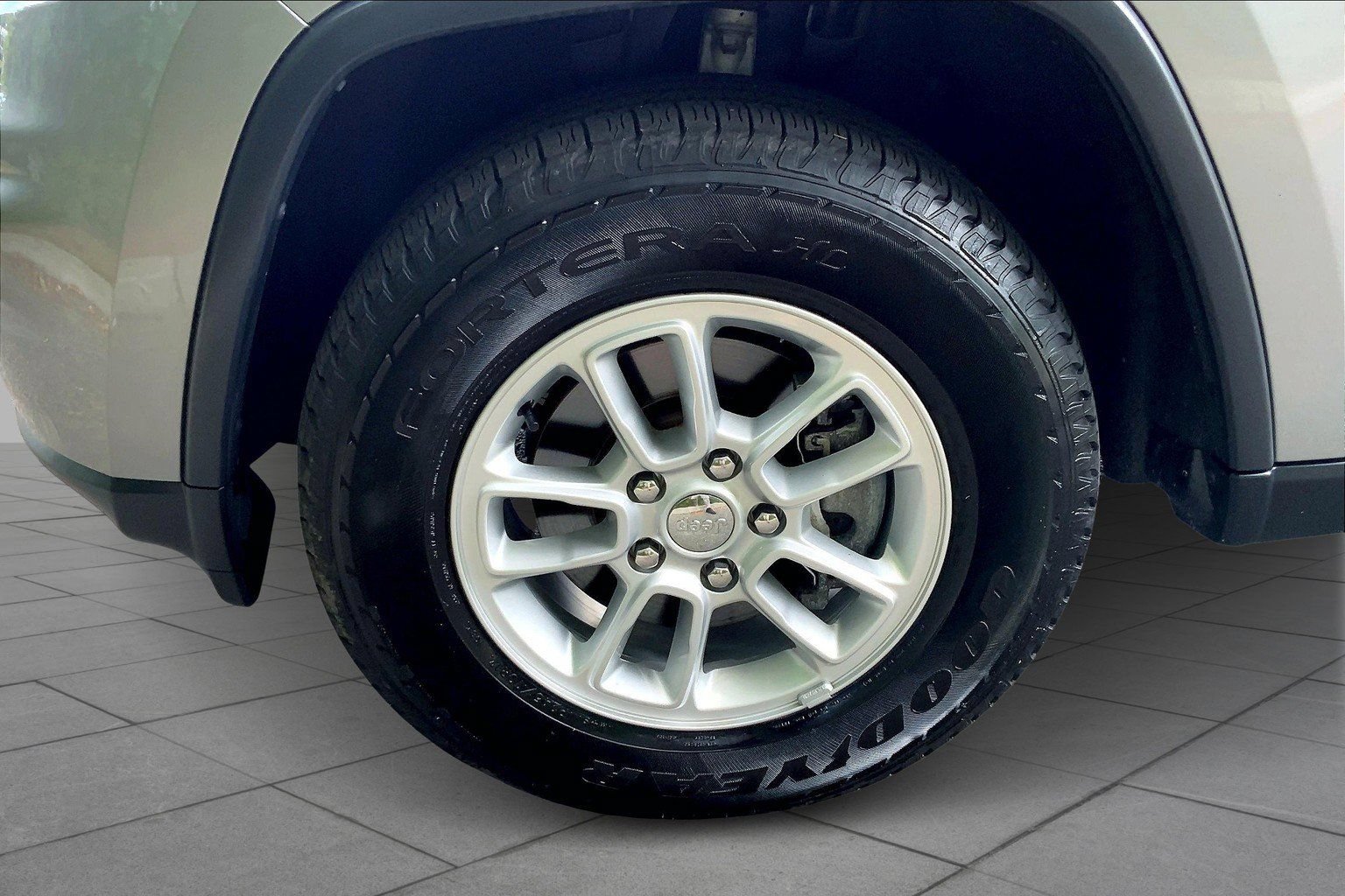 Used 2020 Jeep Grand Cherokee Laredo AWD/4WD image 9
