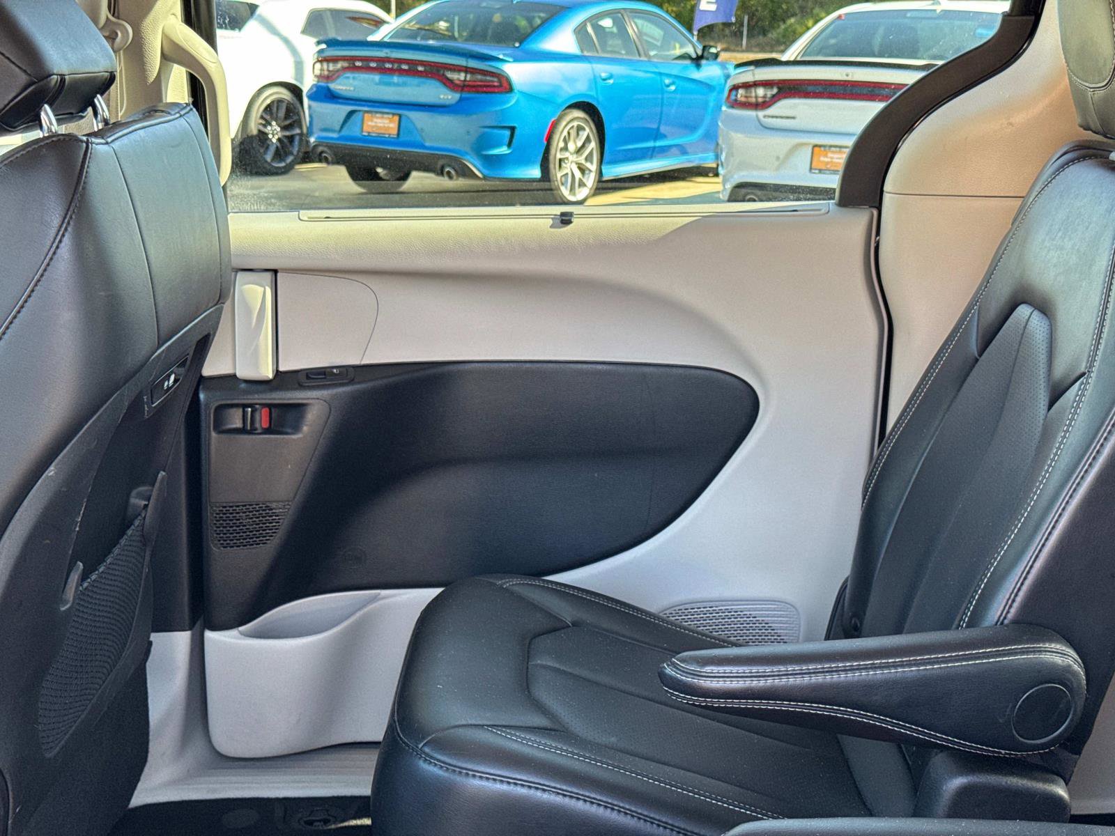 Used 2024 Chrysler Pacifica Touring-L image 14