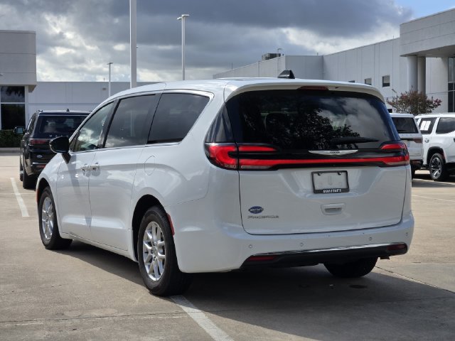 Used 2024 Chrysler Pacifica Touring-L FWD image 5
